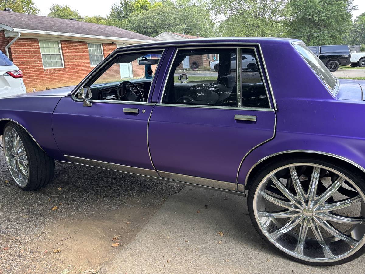 Oldsmobile-delta-88-1983-3