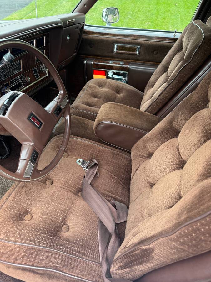 Oldsmobile-regency-1983-brown-3