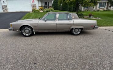 Oldsmobile-regency-1983-brown