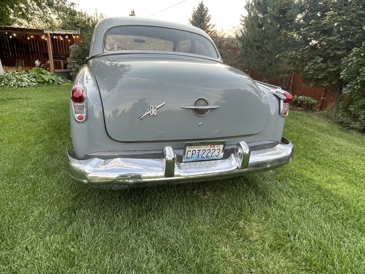 Oldsmobile-rocket-88-1951-grey-9