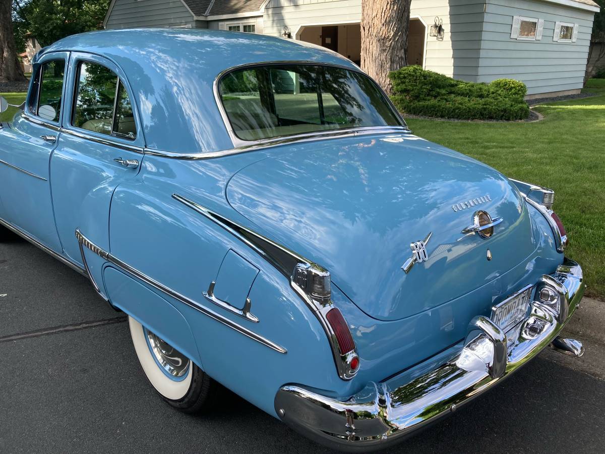 Oldsmobile-rocket-88-4-dr.-1950-blue-6