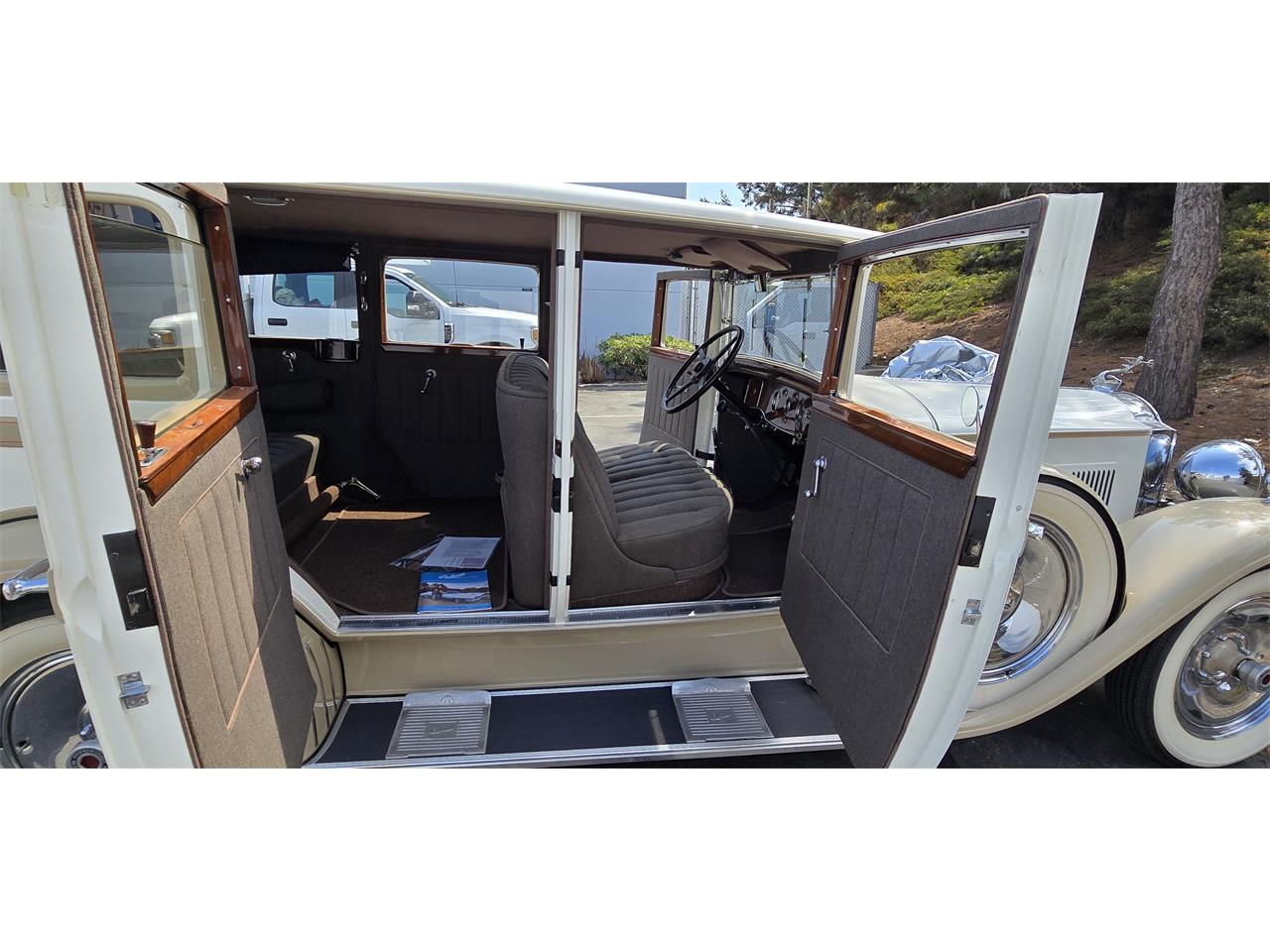 Packard-Eight-1930-Creme-and-Tan-light-brown-5