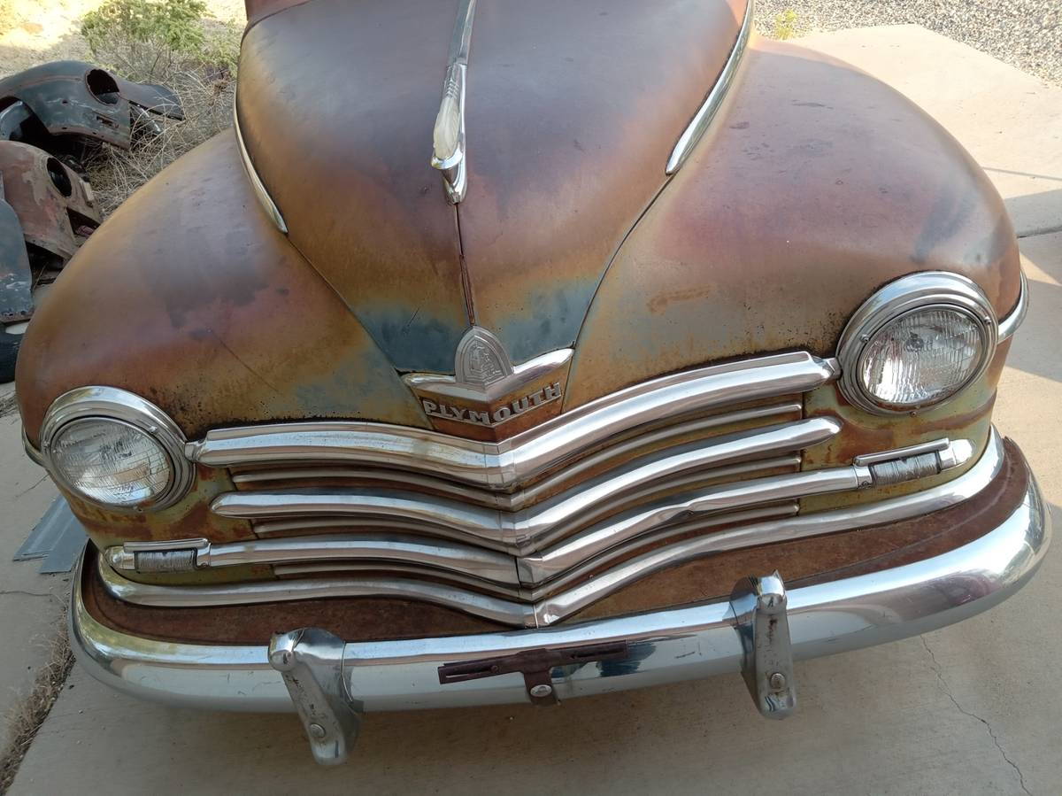 Plymouth-4-door-sedan-deluxe-1948-brown-1