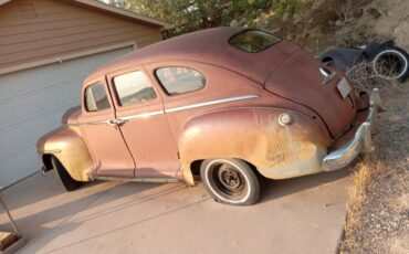 Plymouth-4-door-sedan-deluxe-1948-brown-3