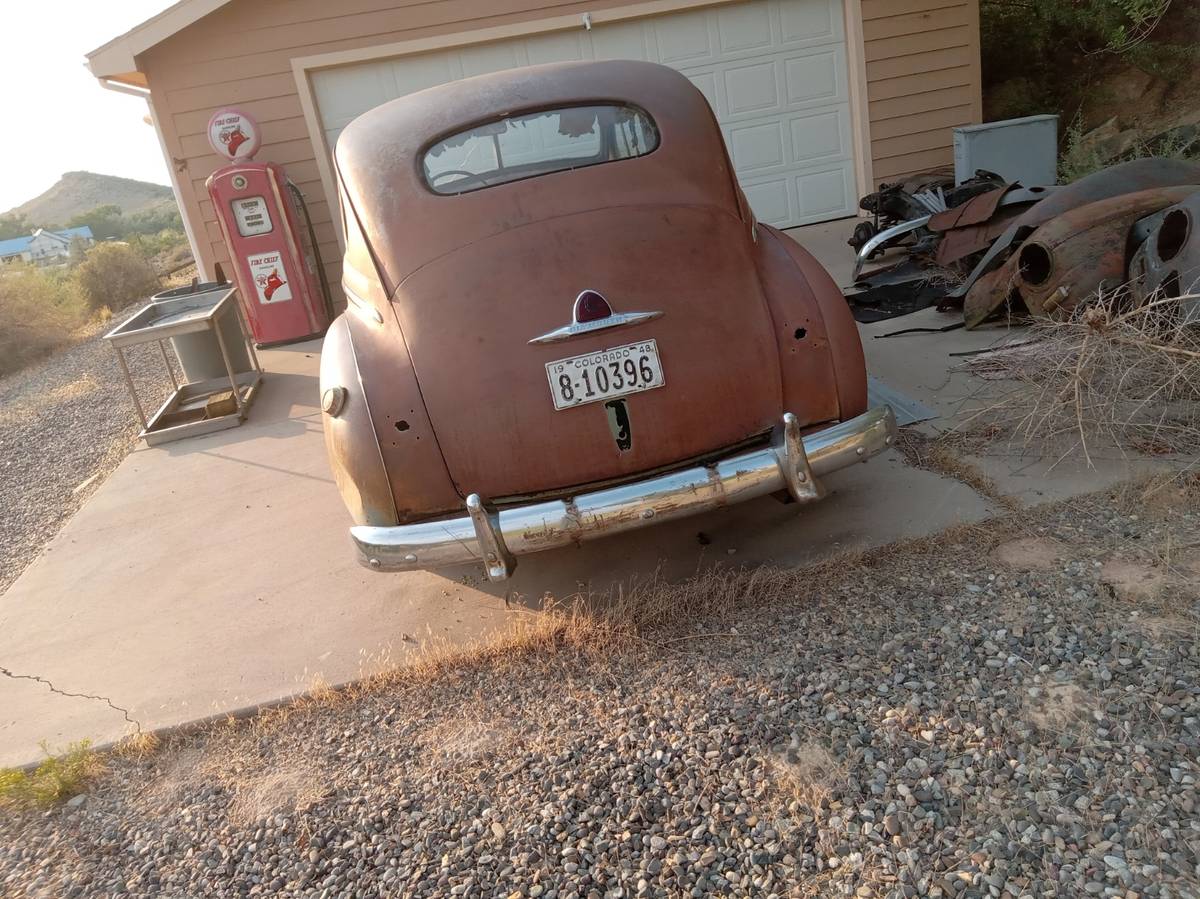 Plymouth-4-door-sedan-deluxe-1948-brown-4