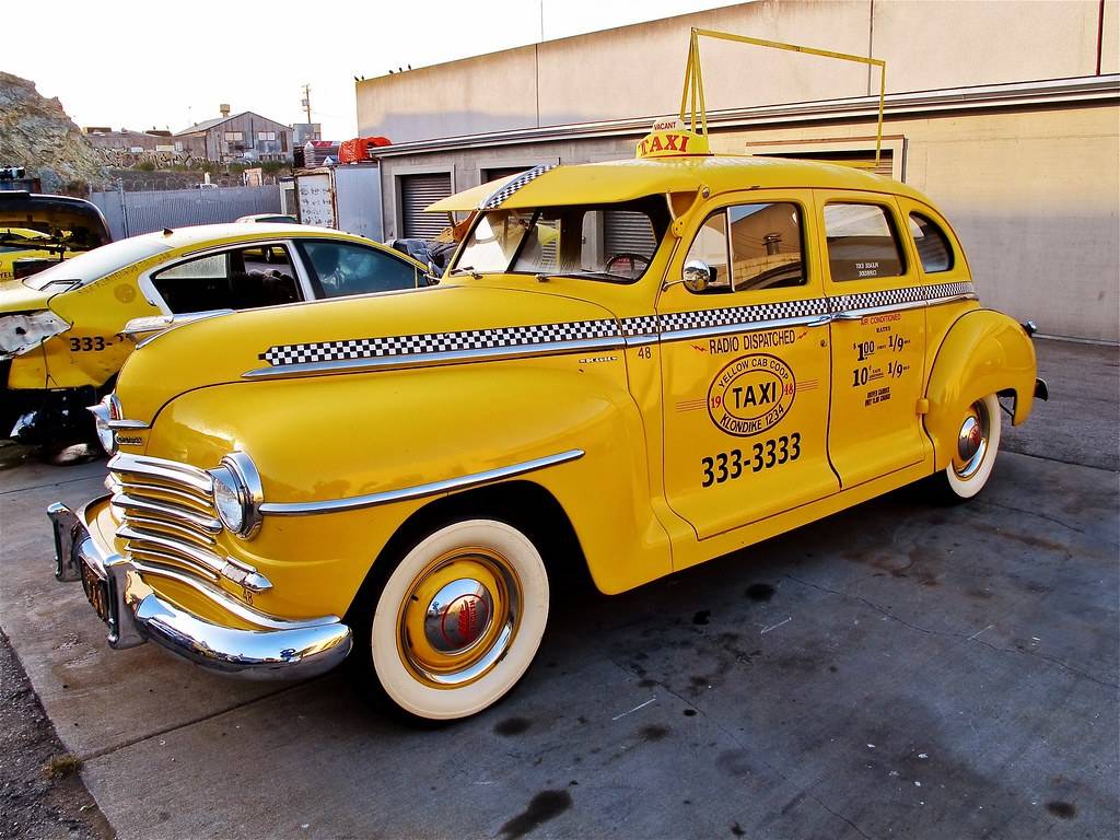 Plymouth-4-door-sedan-deluxe-1948-brown-5