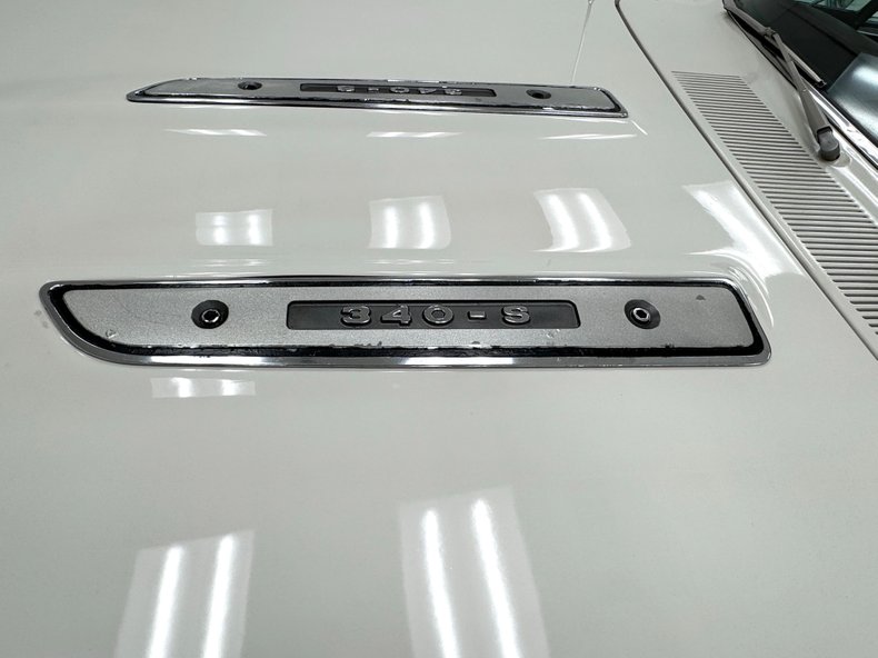 Plymouth-Barracuda-1968-Sable-White-Red-18