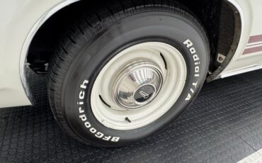 Plymouth-Barracuda-1968-Sable-White-Red-19