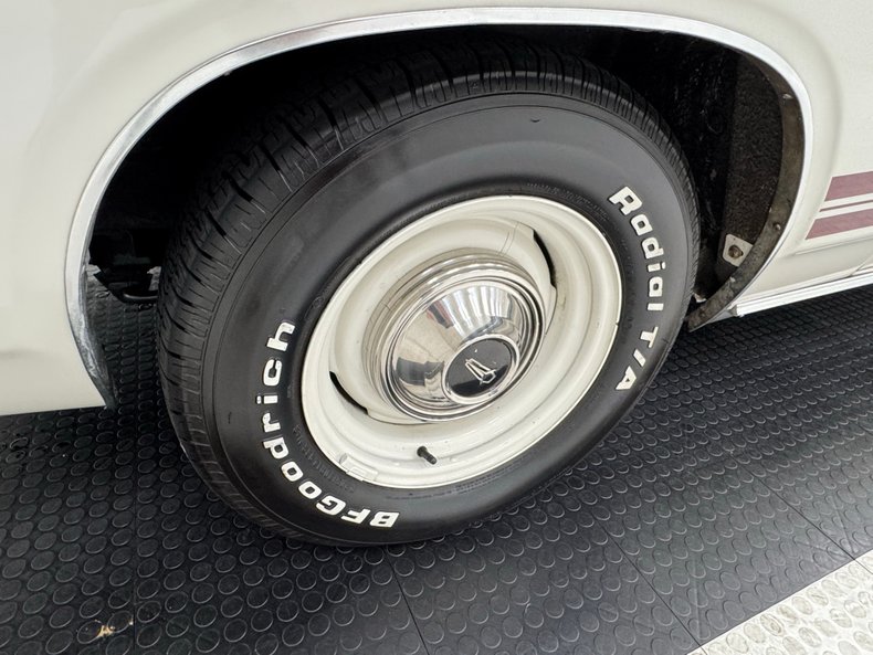 Plymouth-Barracuda-1968-Sable-White-Red-19