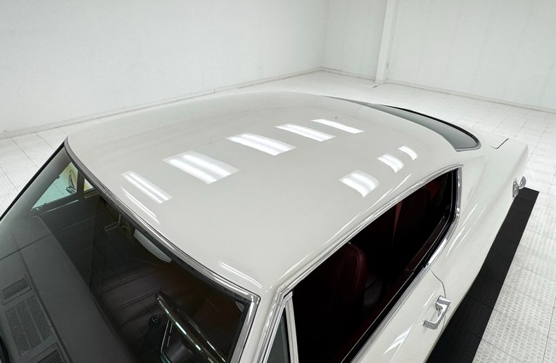 Plymouth-Barracuda-1968-Sable-White-Red-22