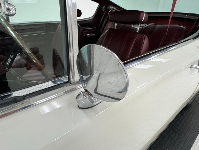 Plymouth-Barracuda-1968-Sable-White-Red-23