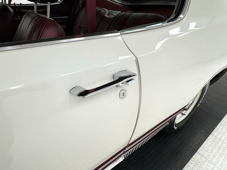 Plymouth-Barracuda-1968-Sable-White-Red-24