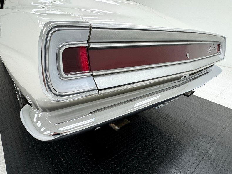 Plymouth-Barracuda-1968-Sable-White-Red-28