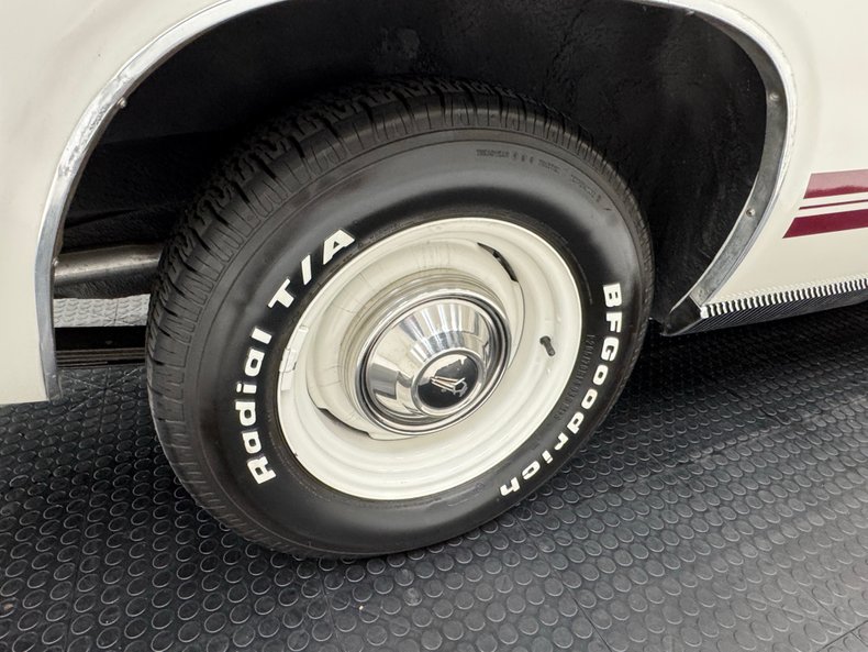Plymouth-Barracuda-1968-Sable-White-Red-30