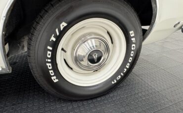 Plymouth-Barracuda-1968-Sable-White-Red-31