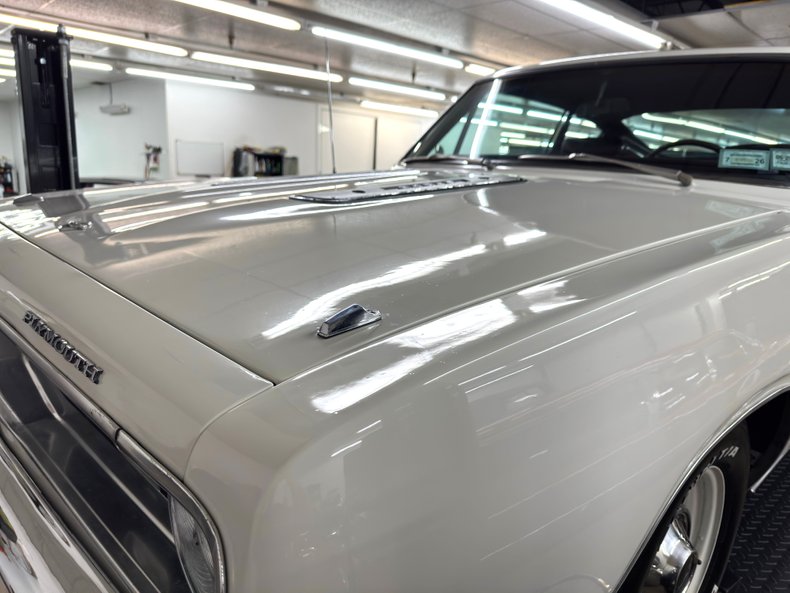 Plymouth-Barracuda-1968-Sable-White-Red-32