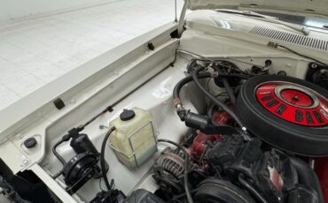 Plymouth-Barracuda-1968-Sable-White-Red-40