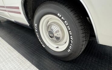 Plymouth-Barracuda-1968-Sable-White-Red-48