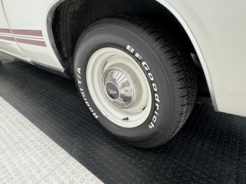 Plymouth-Barracuda-1968-Sable-White-Red-48