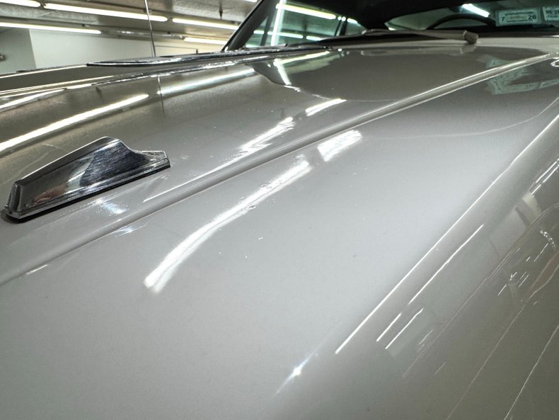 Plymouth-Barracuda-1968-Sable-White-Red-49