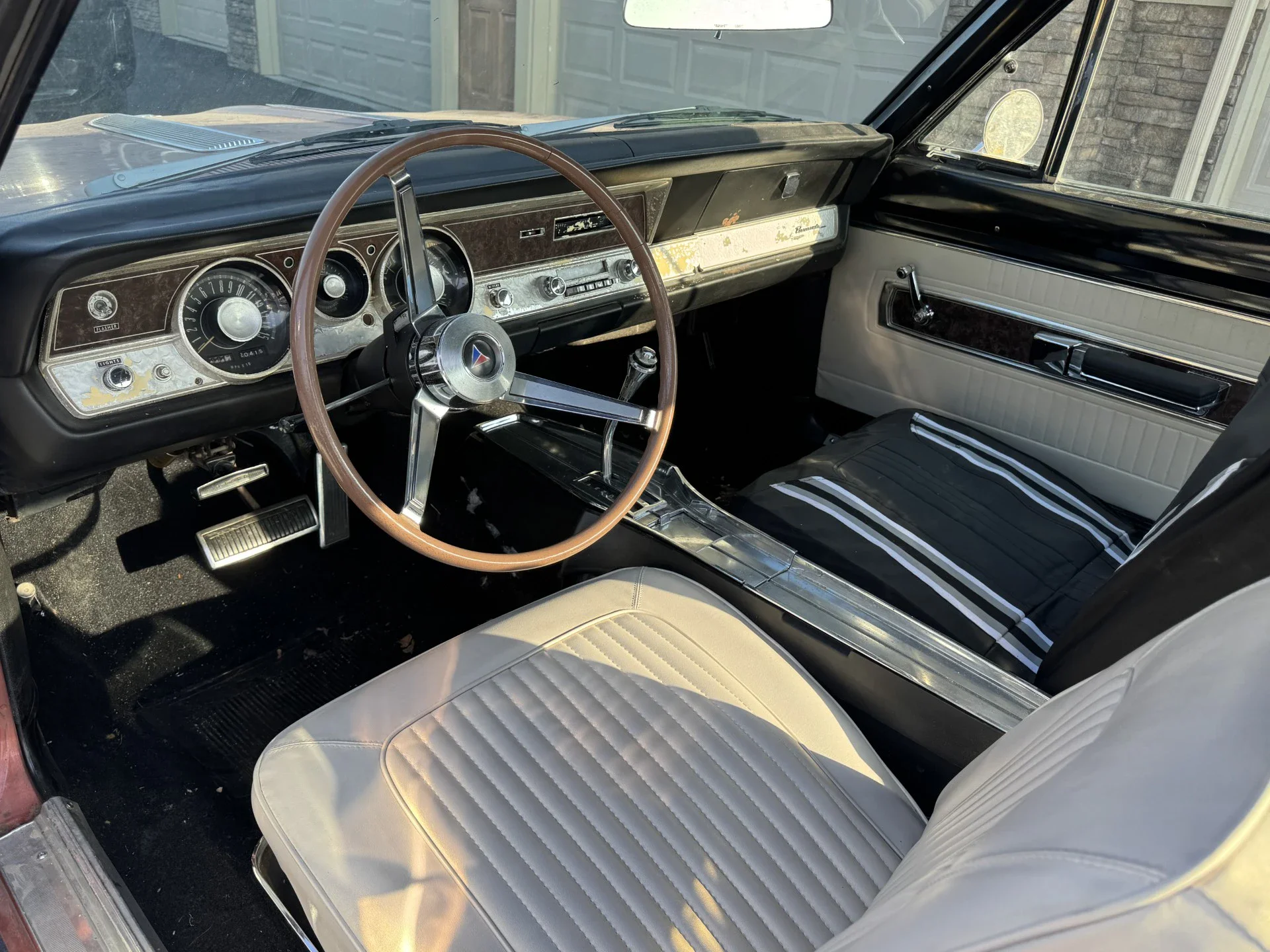 Plymouth-Barracuda-1969-Brown-Off-White-2