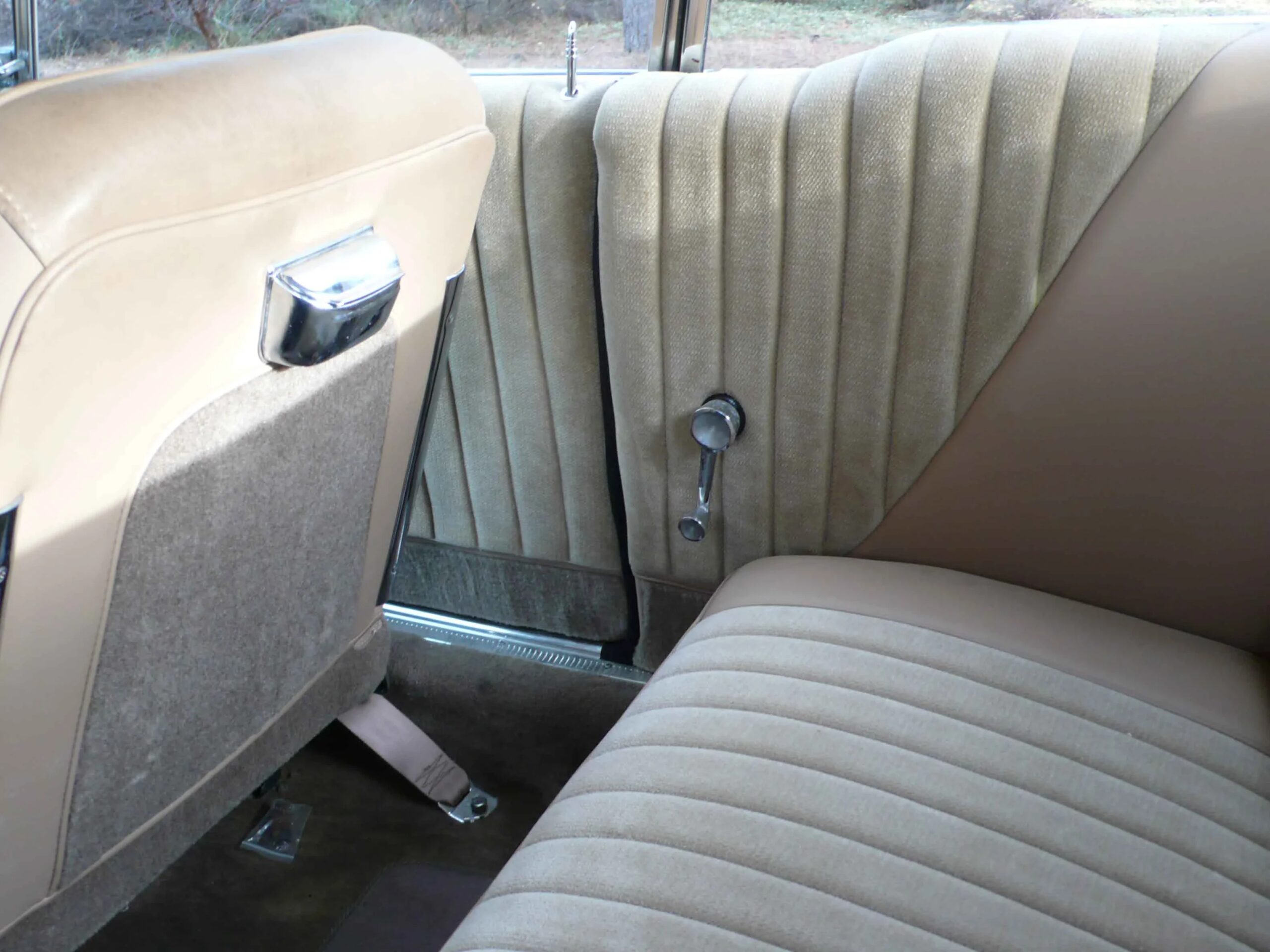 Plymouth-Fury-1962-Off-White-Tan-6