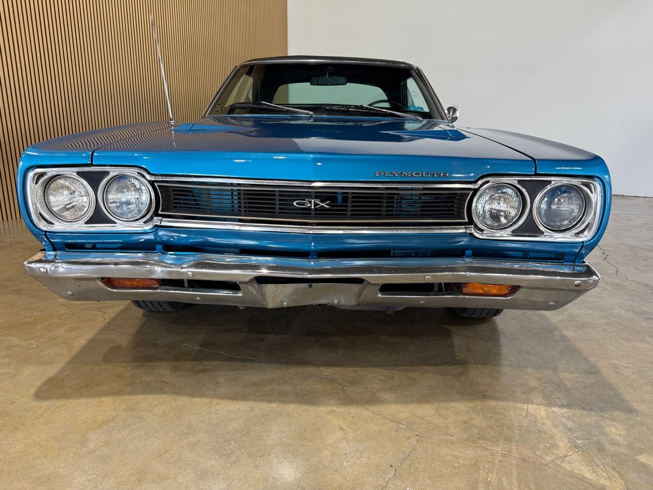 Plymouth-GTX-1968-American-Muscle-Car-3