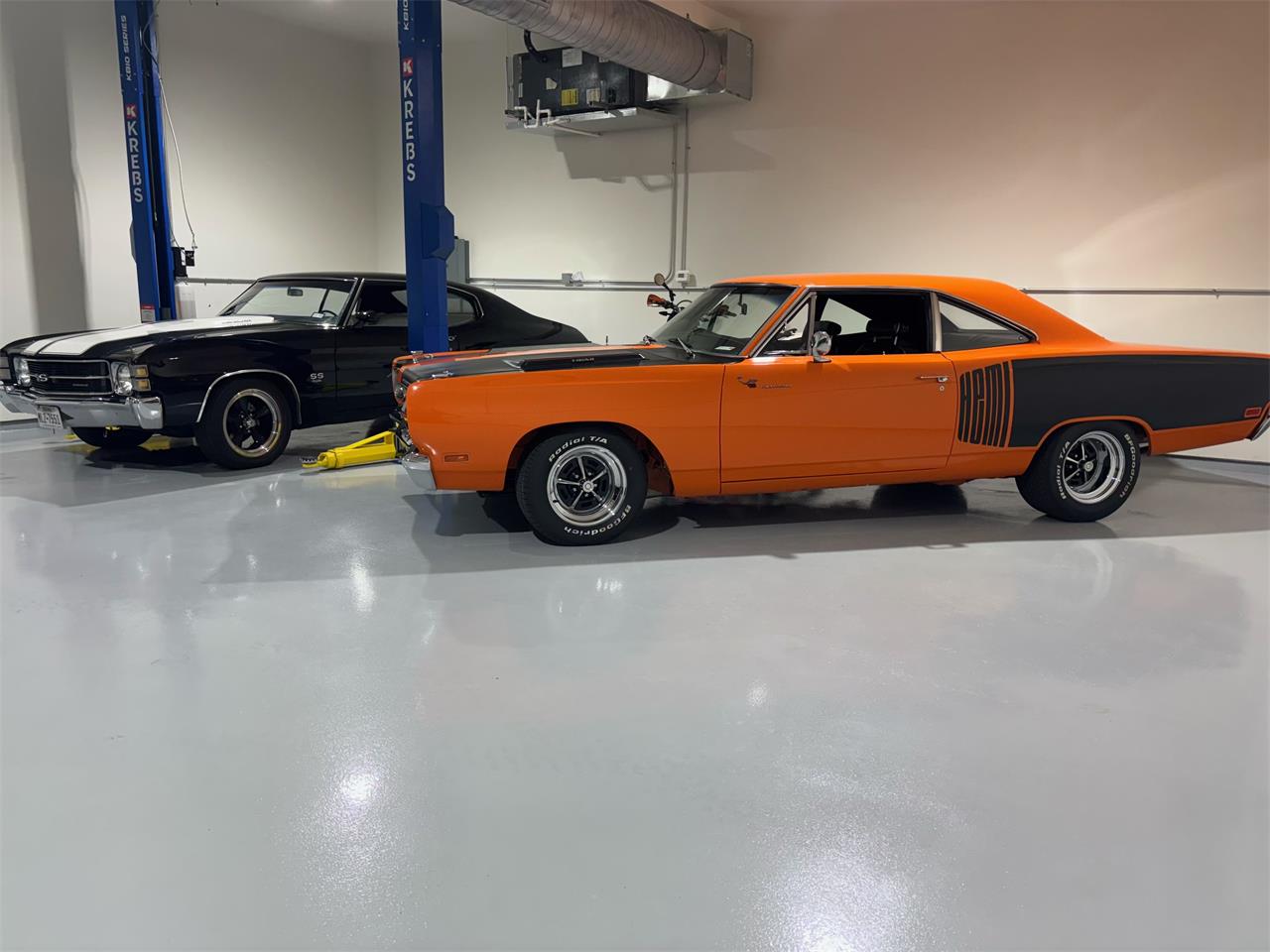 Plymouth-Road-runner-1969-Vitamin-C-Orange-Black-12