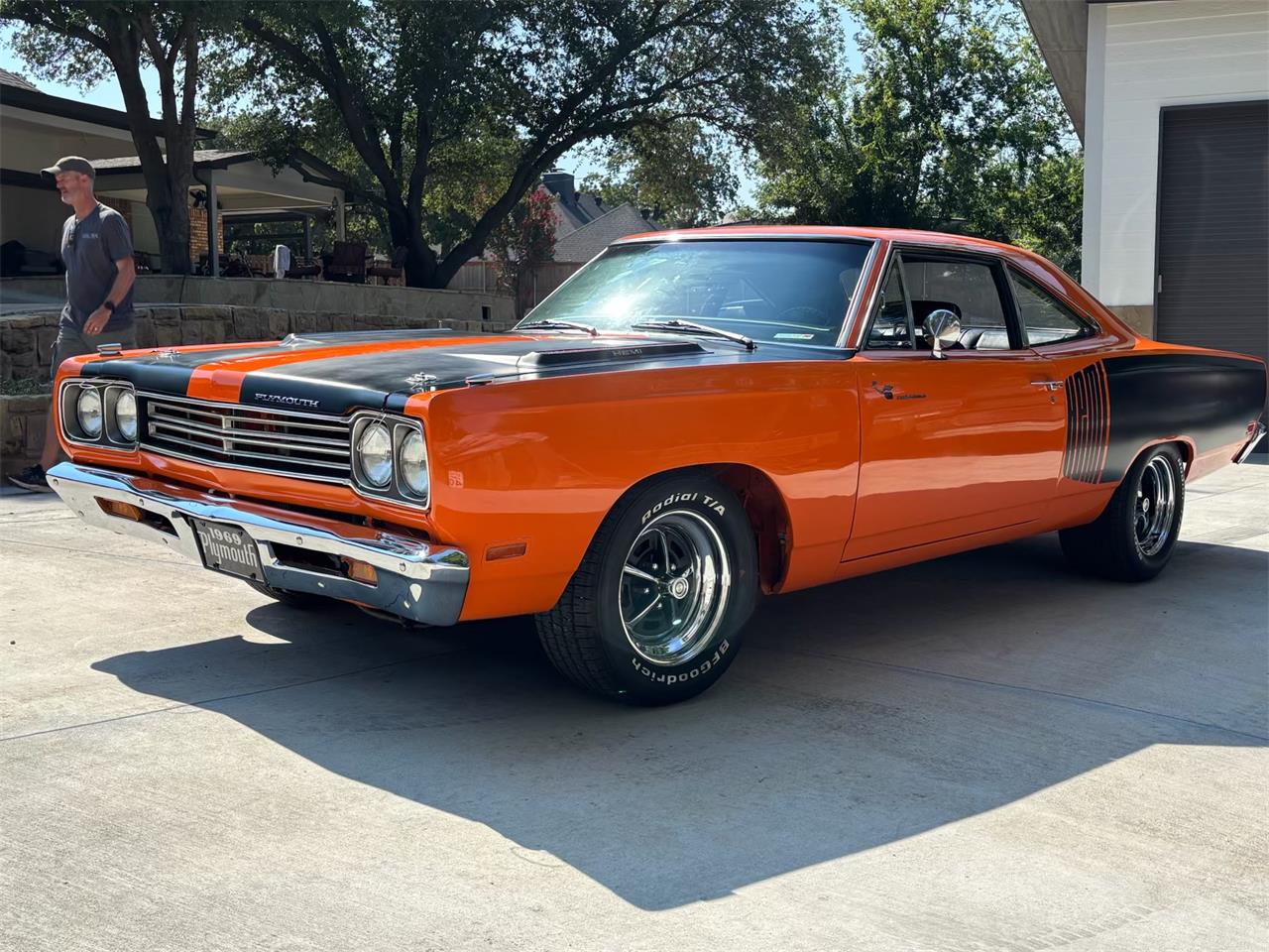 Plymouth-Road-runner-1969-Vitamin-C-Orange-Black-3