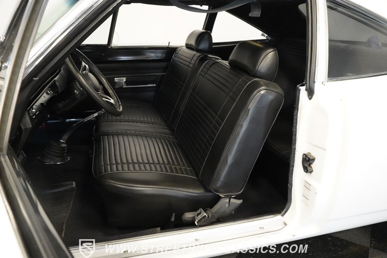 Plymouth-Road-runner-1969-White-Black-1