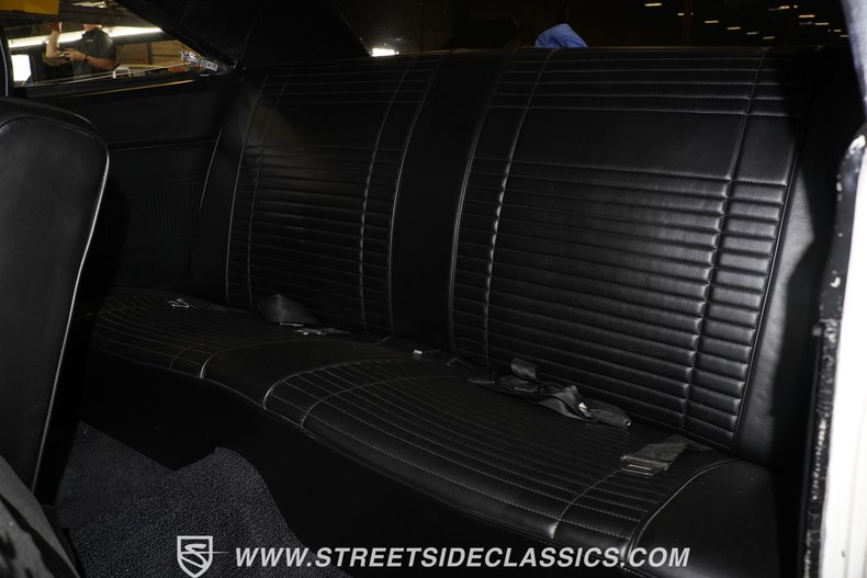 Plymouth-Road-runner-1969-White-Black-10