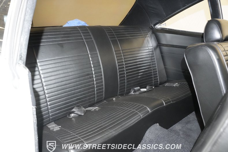 Plymouth-Road-runner-1969-White-Black-11