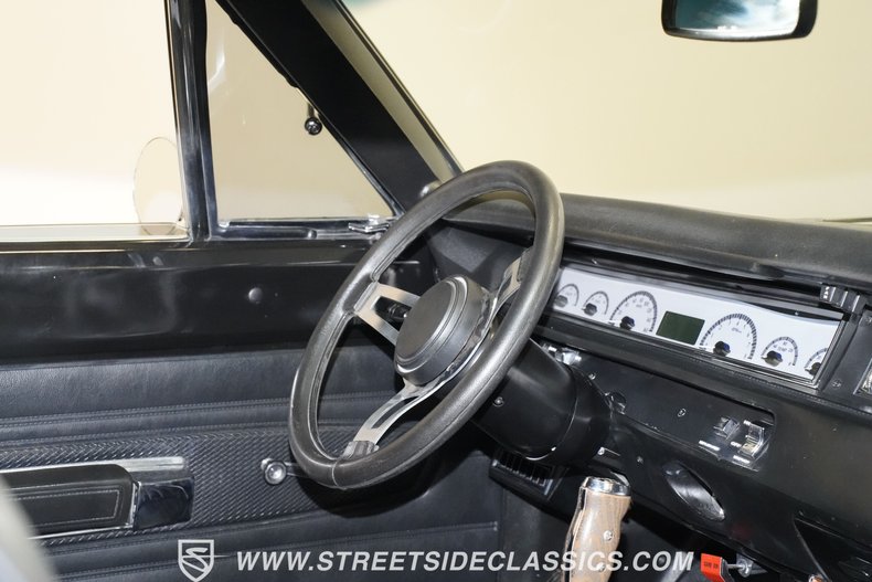 Plymouth-Road-runner-1969-White-Black-12