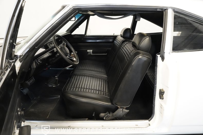 Plymouth-Road-runner-1969-White-Black-13