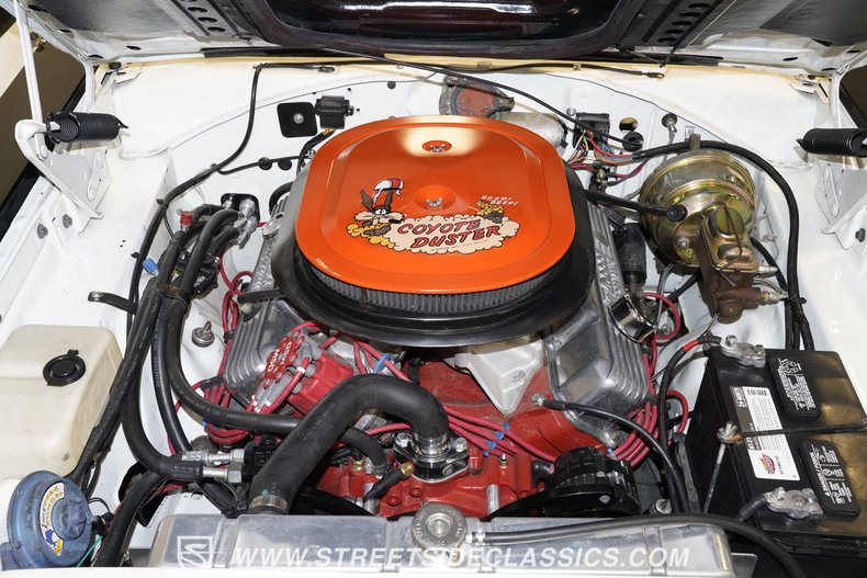 Plymouth-Road-runner-1969-White-Black-14