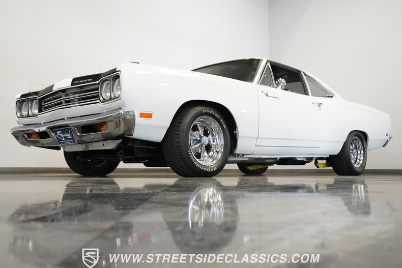 Plymouth-Road-runner-1969-White-Black-15