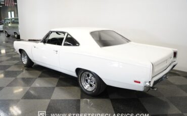 Plymouth-Road-runner-1969-White-Black-17