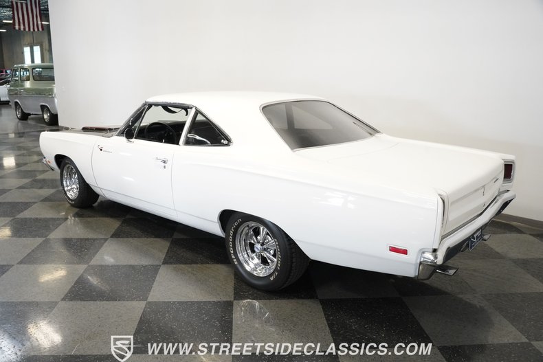 Plymouth-Road-runner-1969-White-Black-17