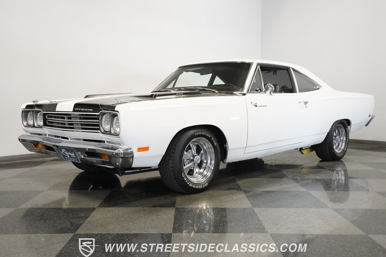 Plymouth-Road-runner-1969-White-Black-18