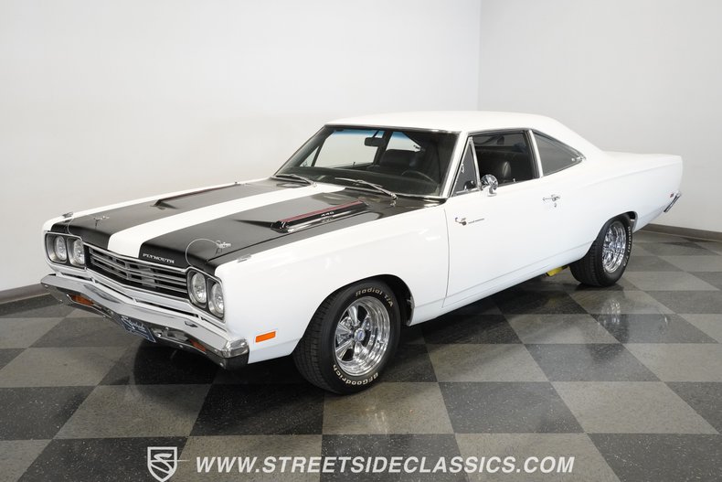 Plymouth-Road-runner-1969-White-Black-19