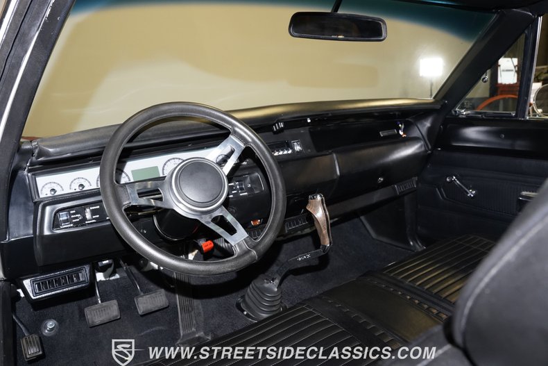 Plymouth-Road-runner-1969-White-Black-2