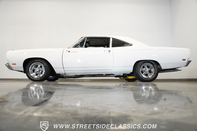 Plymouth-Road-runner-1969-White-Black-20
