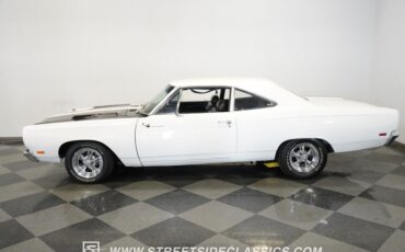 Plymouth-Road-runner-1969-White-Black-21