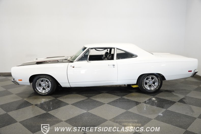 Plymouth-Road-runner-1969-White-Black-21