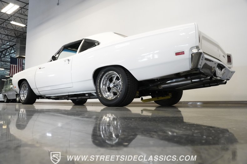 Plymouth-Road-runner-1969-White-Black-22