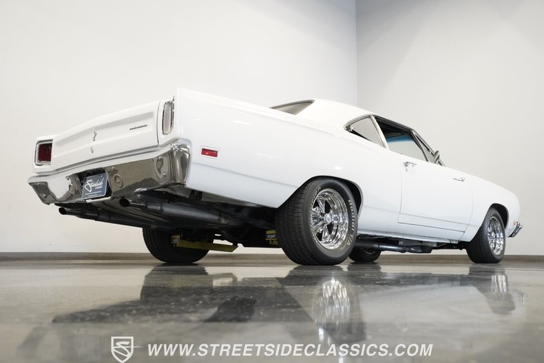 Plymouth-Road-runner-1969-White-Black-24