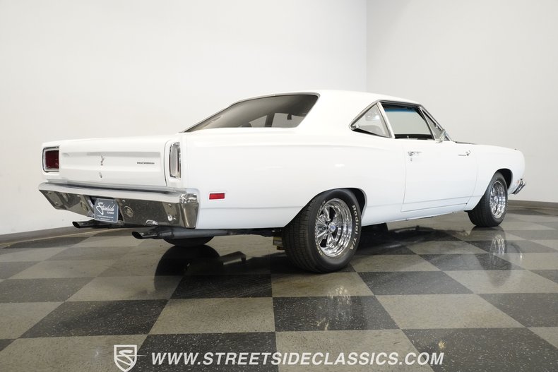 Plymouth-Road-runner-1969-White-Black-25