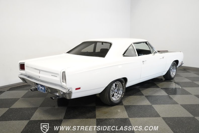 Plymouth-Road-runner-1969-White-Black-26