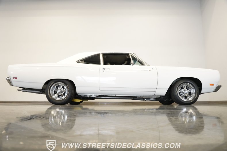 Plymouth-Road-runner-1969-White-Black-27