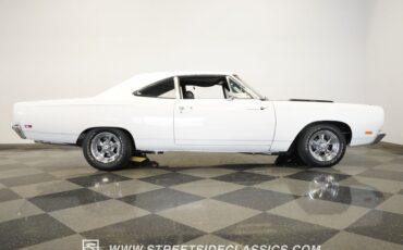 Plymouth-Road-runner-1969-White-Black-28